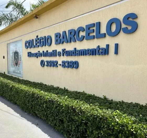 Fachada do Colégio Barcelos com o letreiro Educação Infantil e Fundamental I em Betim