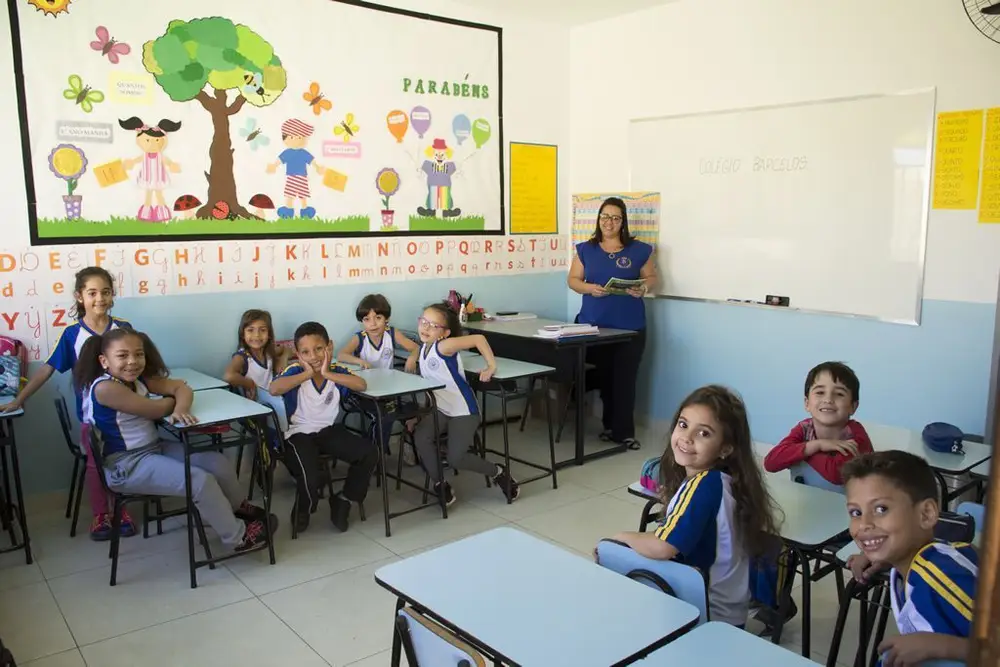 Sala de aula decorada com alunos e professora do Colégio Barcelos
