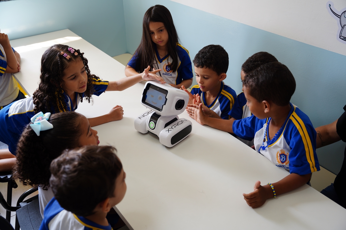 Alunos do Colégio Barcelos participando de uma atividade com robótica